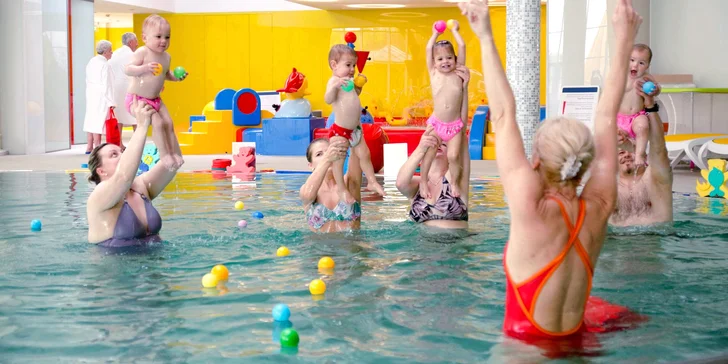 Mrňouskové se vydovádějí v bazénu, s balonky, na skluzavce nebo na pískovišti, které je součástí venkovního hřiště. 