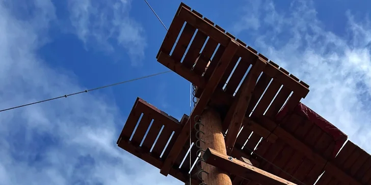 Na zipline mohou děti i dospělí. 
