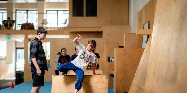 Parkour je zaměřený na všeobecný pohybový rozvoj a je vhodný pro děti i dospělé. 