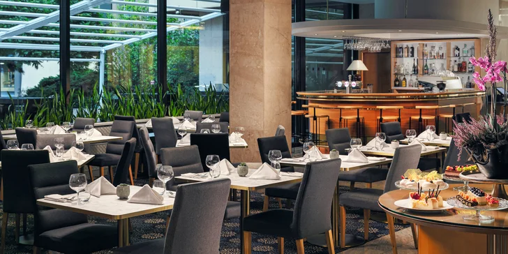 Hotel se nachází asi 250 metrů od stanice metra Pankrác. 