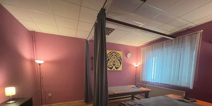 Při čokoládové masáži se využívá čokoládový olej, který obnovuje, vyživuje a zvlhčuje pokožku a také pomáhá redukovat strie a zbavovat pleť vrásek.