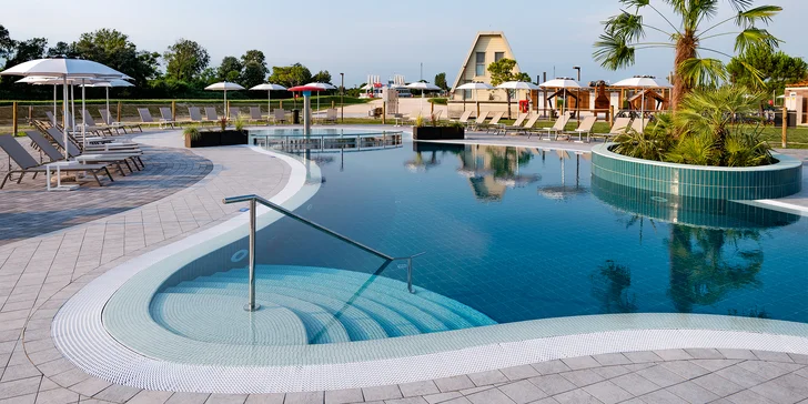 Súčasťou rezortu je vodný park s rozlohou 450 m², kde nájdete veľký vonkajší bazén, detský bazén s atrakciami a wellness bazén.