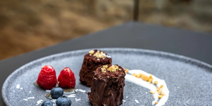 Jako sladkou tečku si dopřejete dezert Royal Chocolate.