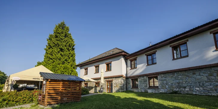 Hotel stojí hneď na brehu priehrady Olešná, popri ktorej vedie in-line dráha a v zime bežkárska stopa.
