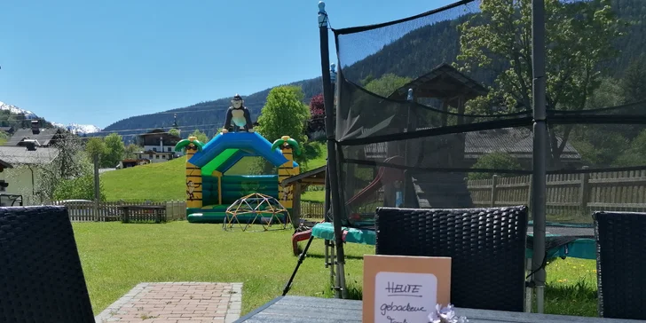 Kavárna má venkovní posezení, odkud uvidíte na hřiště. 
