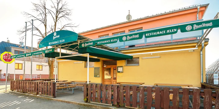Za pěkného počasí se dá posedět i na venkovní zahrádce. 