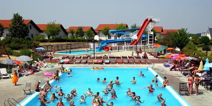 Vonkajšie bazény s tobogánom a terasou