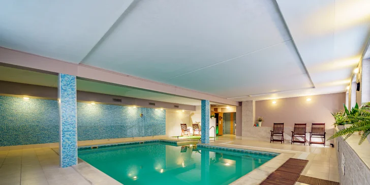 V hotelu je bazén s umělými vlnami. 