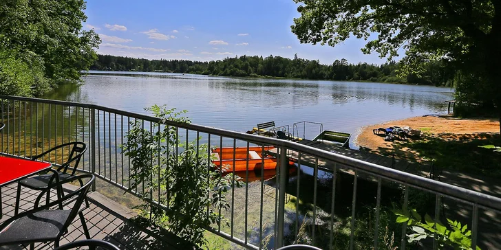 Hotel stojí přímo na břehu jezera.