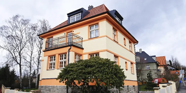 Snadno tu také zaparkujete přímo u apartmánů na soukromém parkovišti.