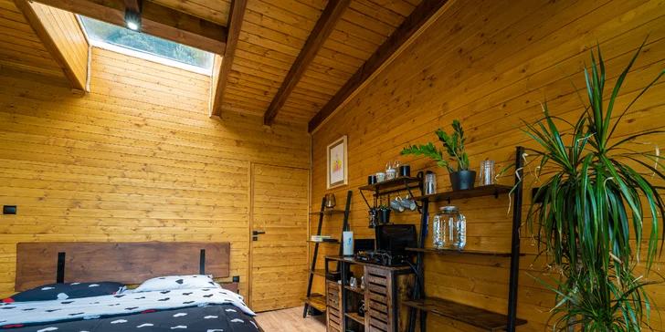 Najdete tu malou kuchyňku s plynovou dvouplotýnkou, základním nádobím, moka konvičkou a džbánem s pitnou vodou.