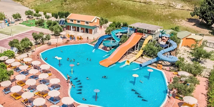 Největším lákadlem hotelu je bezpochyby jeho vlastní aquapark se skluzavkami a tobogány.