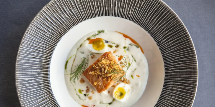 Temperovaný losos label rouge, koprová espuma, pečený brambor, vejce a strouhanka z máslového croissantu