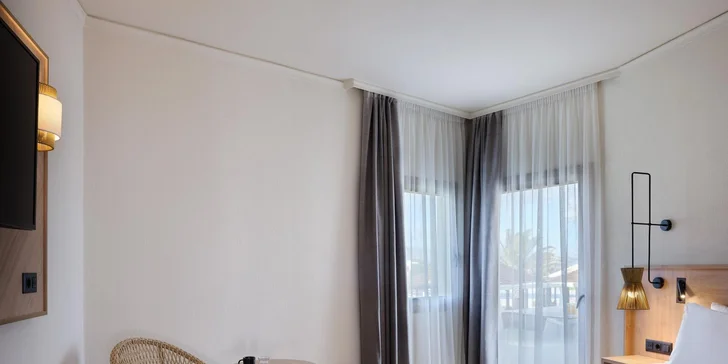 Pokoje jsou klimatizované a mají balkon. 