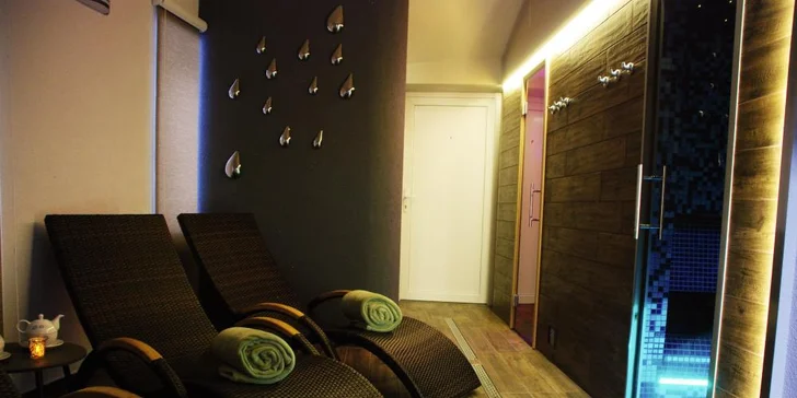 Ve wellness najdete relaxační vířivku, finskou saunu, parní lázeň a zážitkové sprchy s tropickým deštěm.
