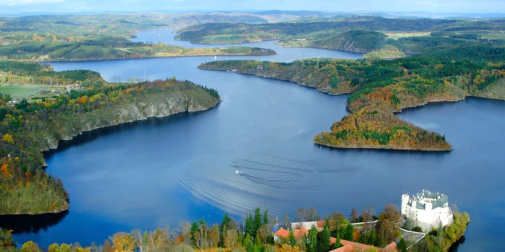Proletíte se nad Slapskou přehradou nebo Karlštejnem.