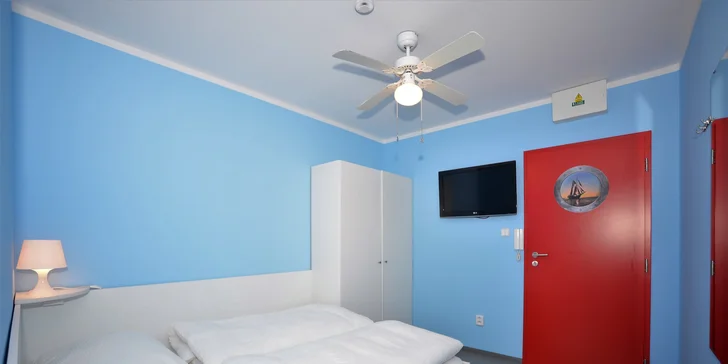 Mezi vybavením nechybí úložné prostory, televize a dokonce ani stropní ventilátor.