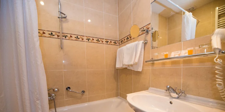 Samozřejmostí je koupelna s fénem, sprchovým koutem či vanou, WC a sadou hotelové kosmetiky.