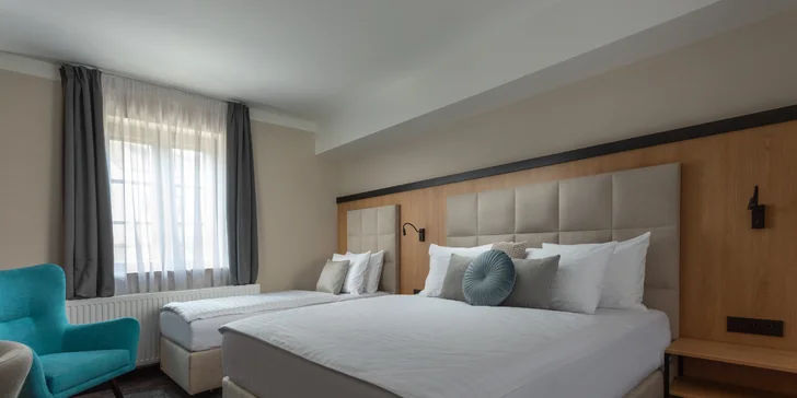 Příjemným bonusem je set na přípravu kávy a čaje a placený minibar, ve kterém nechybí nabídka zdejších piv.