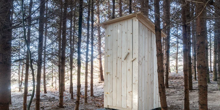 K dispozici vám je kadibudka opodál jurty.