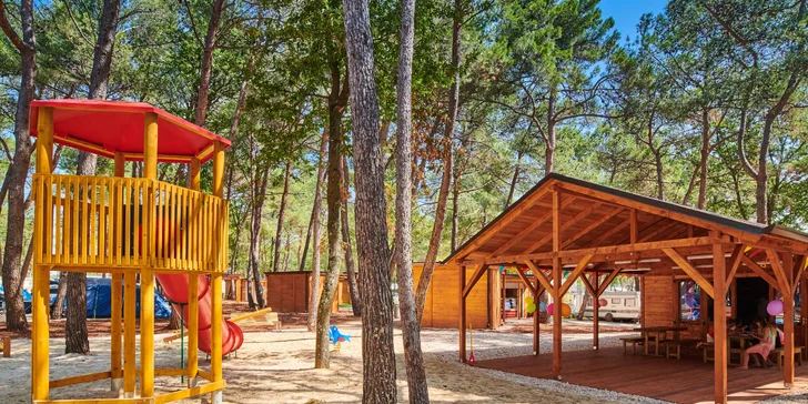 Kemp ponúka denný aj večerný animačný program a miniklub pre deti s kreatívnymi workshopmi.