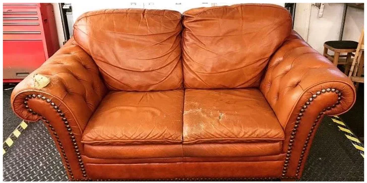 Tihle šikulové si s renovací gauče budou vědět rady. 