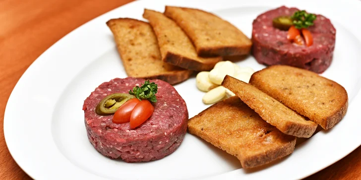 Hovězí tataráček: 300, 500 či 1000 g masa s neomezenými topinkami