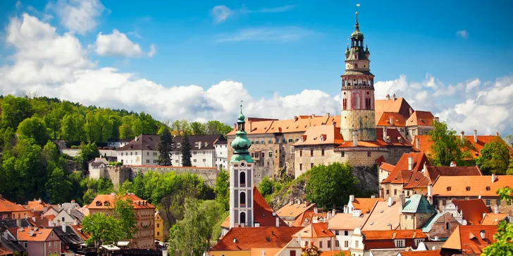 Pohodlnou procházkou od hotelu najdete dominantu kraje – Státní hrad a zámek Český Krumlov s otáčivým hledištěm, ale třeba i Wax muzeum nebo Muzeum útrpného práva.