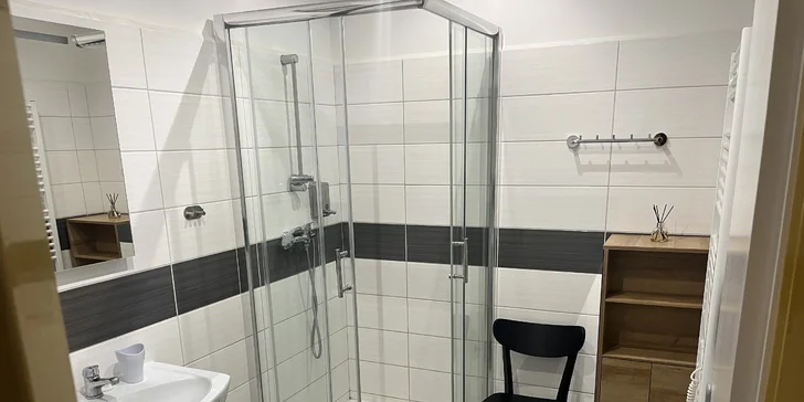 Nechýba vlastná kúpeľňa.
