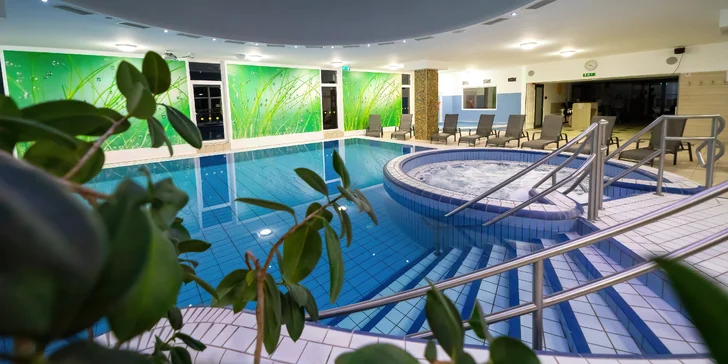 Wellness v Napfény Hotel*** ponúka bazény s termálnou vodou.