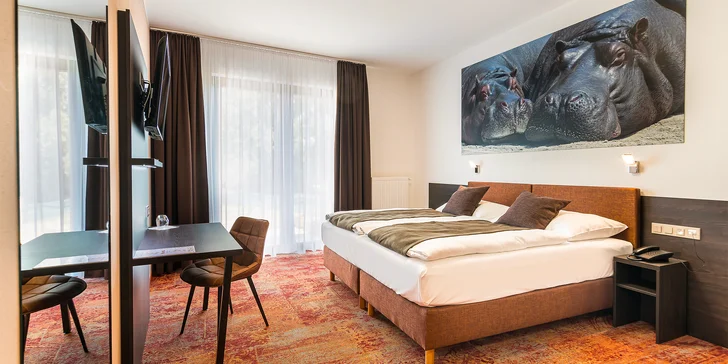 V každém pokoji na vás čekají pohodlná velká lůžka (100 × 200 cm; lze připravit i jako manželské lůžko).