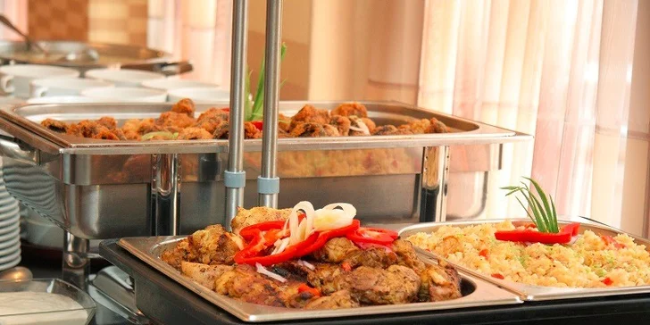 V cene kupónu je zahrnuté i obedové menu a večera v podobe švédskych stolov.