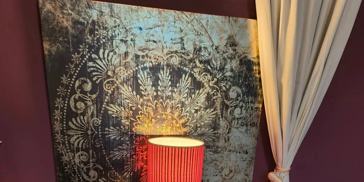 Samozřejmostí je džbán s vodou a ledovým čajem, přikoupit si můžete třeba i sekt. 