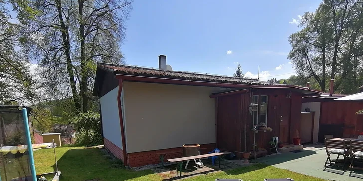 Na záhrade nájdete ohnisko, hojdačku aj trampolínu.
