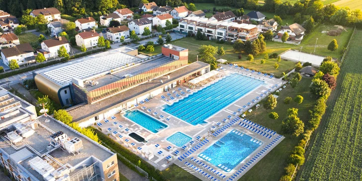 Bydlet budete v 5* hotelu s bazénovým komplexem. 