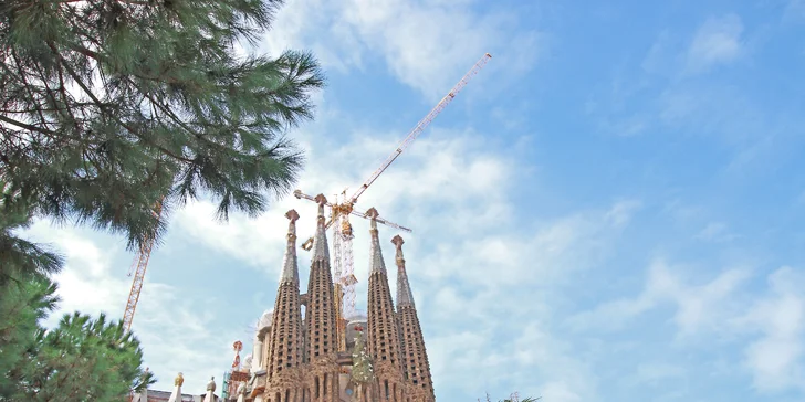 Uvidíte i slavný chrám Sagrada Familia. Práce na něm začaly v roce 1882 a trvají dodnes. 