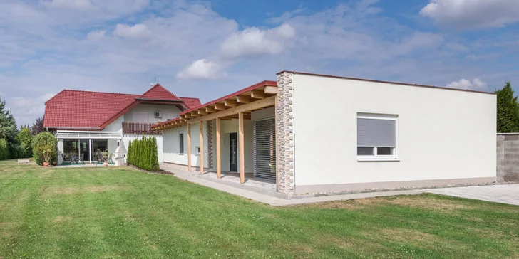 Těšte se na odpočinek ve wellness, který budete mít třeba i ve svém vlastním pokoji, a na výlet po okolí. 