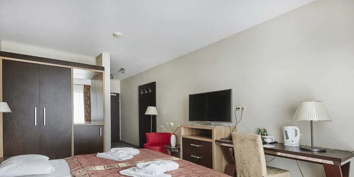 V každém pokoji funguje internet, nechybí ani TV se satelitními programy, sejf a telefon. 