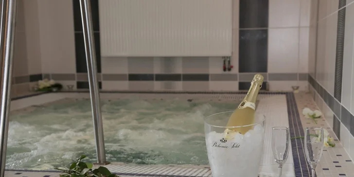 Užijete si hodinu v privátním whirlpoolu. 