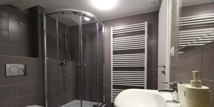 Na všech pokojích je vlastní koupelna a WC.
