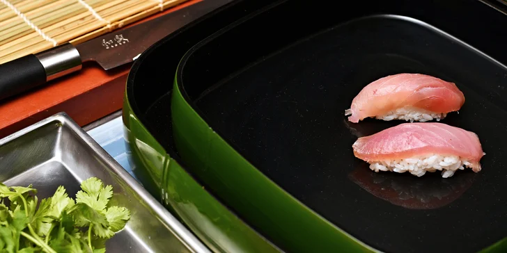Připravíte 6 druhů sushi rolek včetně sashimi. 