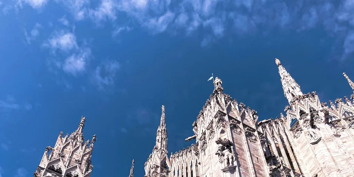 Katedrála Duomo di Milano vás ohúri svojou veľkoleposťou a výhľadmi zo strechy.