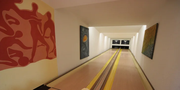 Můžete zde hodinu hrát bowling.