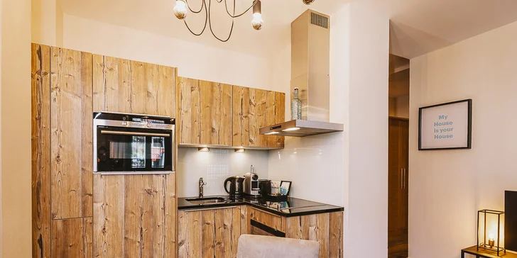Každý apartmán má plně vybavenou kuchyň, koupelnu se sprchou a WC a balkon nebo terasu s výhledem na hory. 