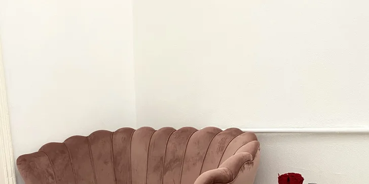  Na kurzu je k dispozici profesionální kosmetika světových značek jako je MAC, Dior, Fenty Beauty, Nars, Estée Lauder a další.