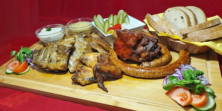 Prkno s 2 kg masa i hodina bowlingu až pro 8 osob: koleno, žebra, křidýlka a klobása