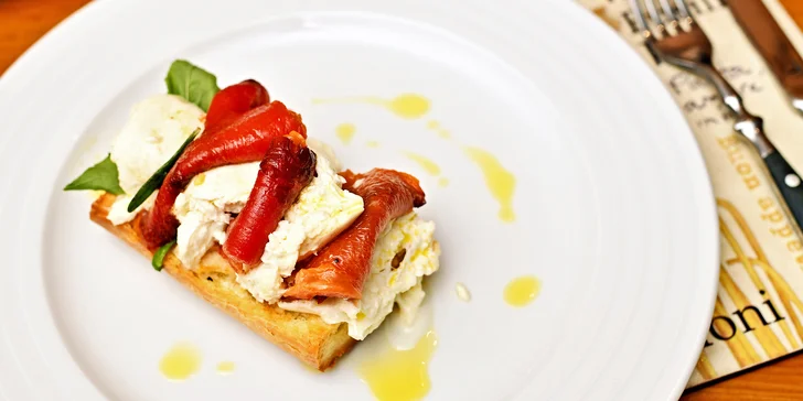 ...nebo bruschettu se sýrem mozzarella.
