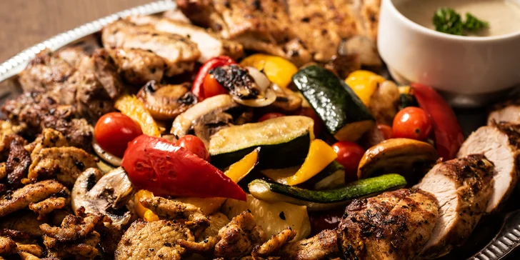 Na platě vám pod nosem budou vonět 4 druhy vepřového masa: filírované steaky z panenky, kotlety i krkovice a gyros.