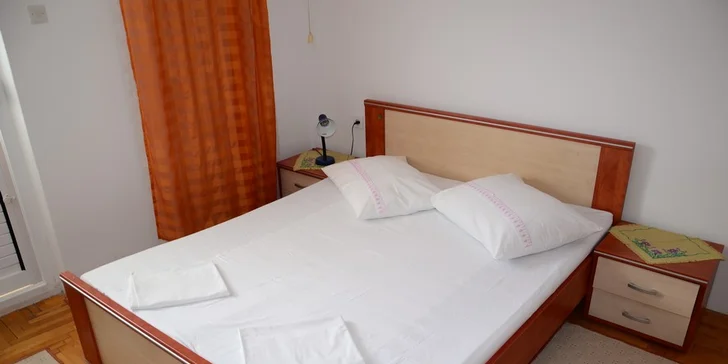 Ubytováni budete ve 2–3lůžkových kompletně vybavených studiích či dvouložnicových apartmánech.
