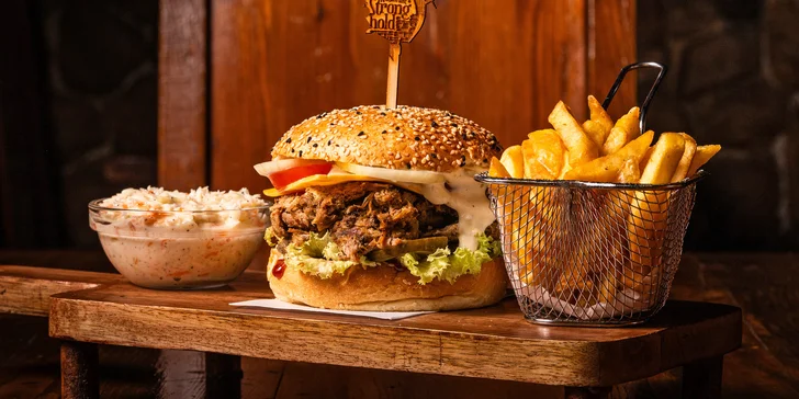 Strongburger s trhaným vepřovým a čedarem, k tomu hranolky i coleslaw: pro 1, 2 nebo 4 osoby